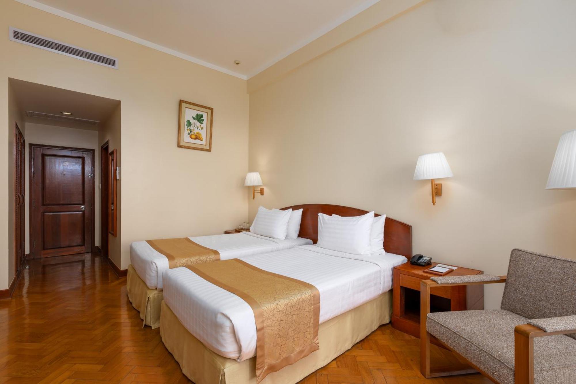 Inya Lake Hotel Yangon Exterior foto