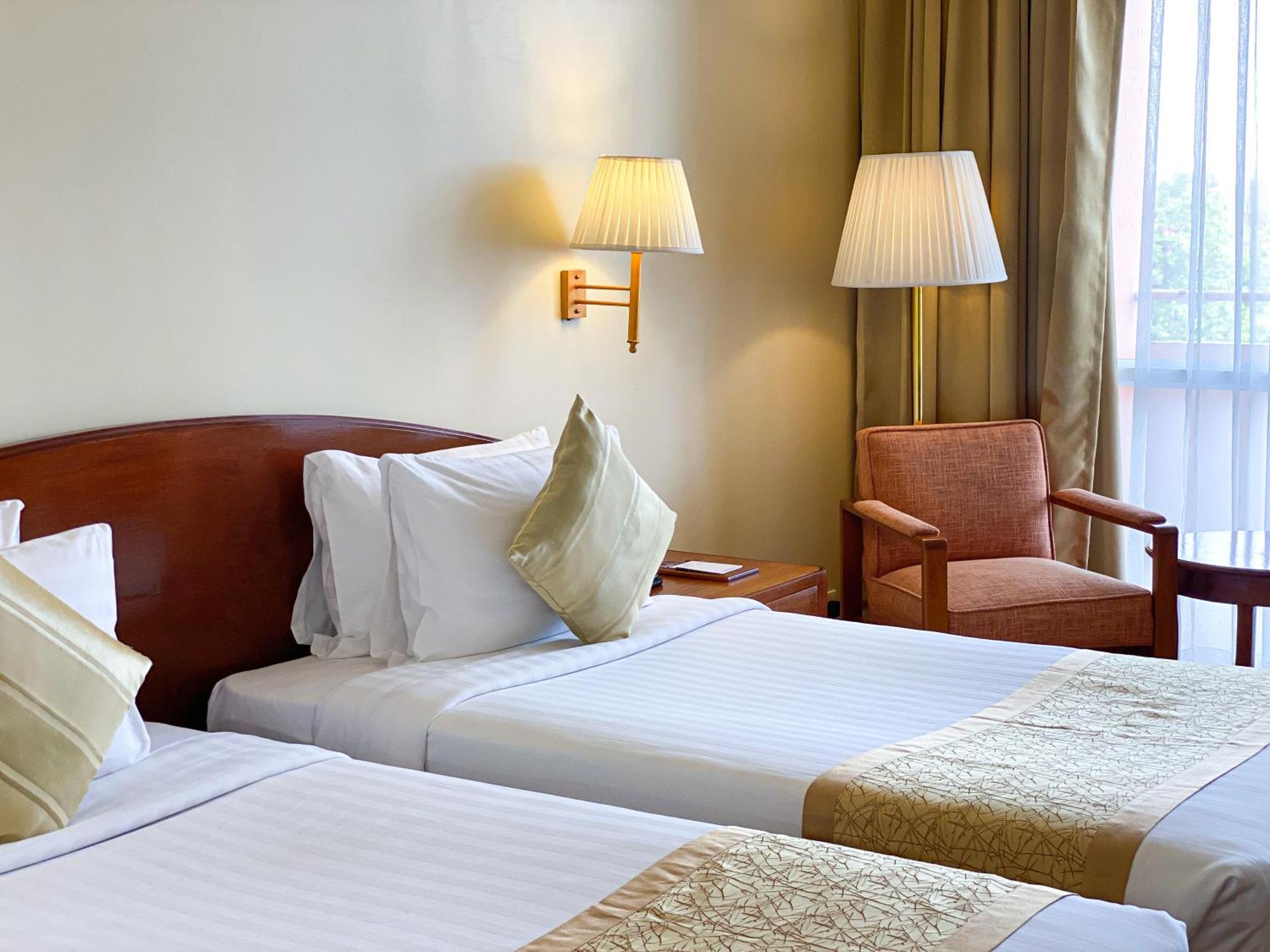 Inya Lake Hotel Yangon Exterior foto